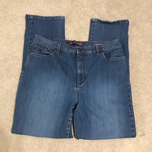 Gloria Vanderbilt - Picture 2 of 3